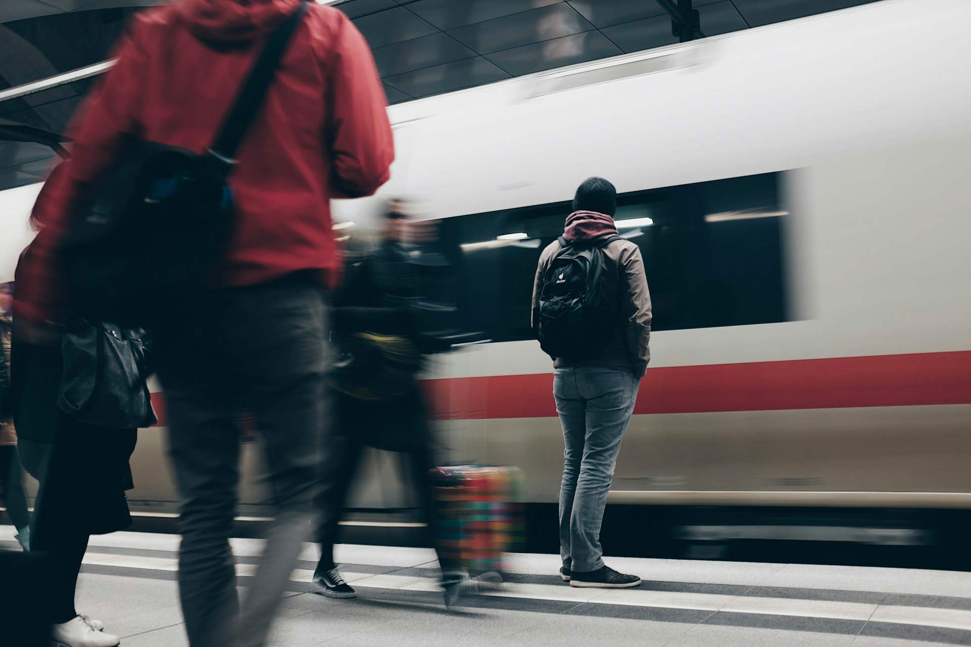Personnes qui attendent le métro