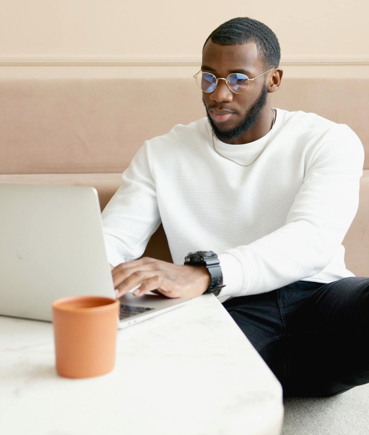 Homme qui travaille sur un ordinateur